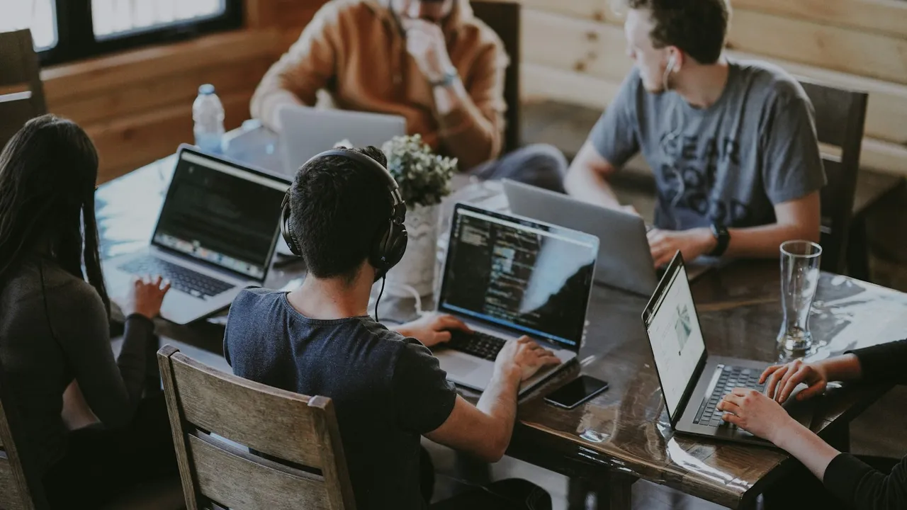Équipe technique de SOAR procédant à l'analyse de site sur le terrain